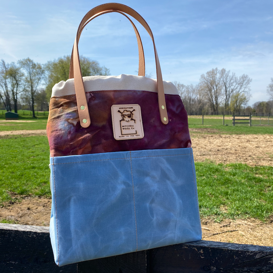ROOT - Project bag with a visible brand logo on a grassy field background